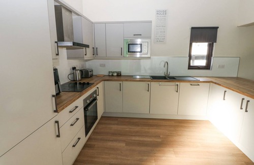Llanteg House | CUDDFAN, family friendly, with pool in Llanteg