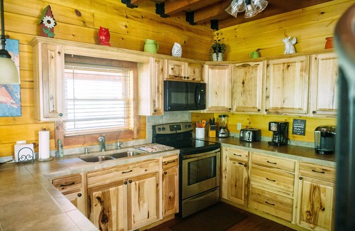 Shenandoah Cabin | Cuddly Cub Luxury Cabin with Hot tub, wifi and wood burning fireplace