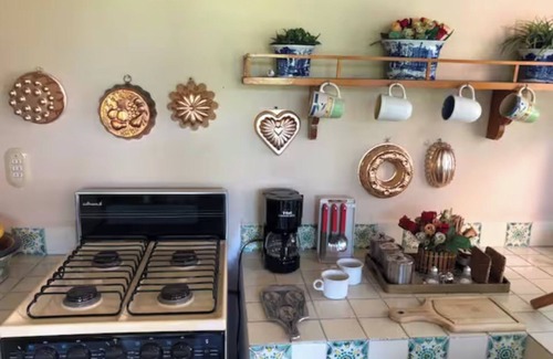 Tres de Mayo House | Cuernavaca's Hidden Gem: Adorable Bungalow with WiFi & Serene Garden Escape.