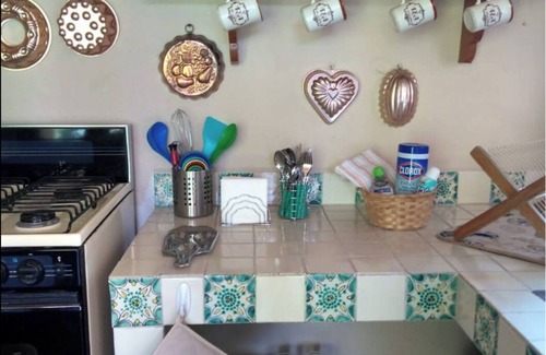 Tres de Mayo House | Cuernavaca's Hidden Gem: Adorable Bungalow with WiFi & Serene Garden Escape.