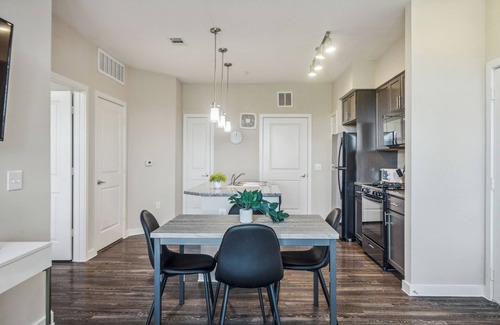 Southeast Houston Apartment | Cullen 7309 I Corporate 1Bd Apartment I Parking