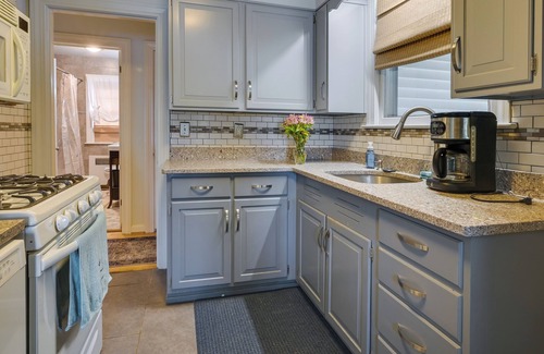Cumberland Cottage | Cumberland Cottage w/Screened Porch + Fire Pit!