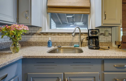 Cumberland Cottage | Cumberland Cottage w/Screened Porch + Fire Pit!