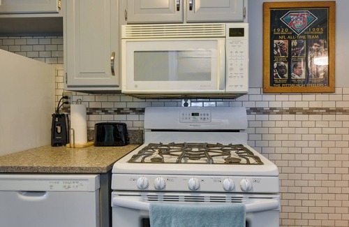 Cumberland Cottage | Cumberland Cottage w/Screened Porch + Fire Pit!