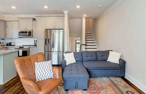 Lakewood House | Cumberland Emerald | Walk to Dining