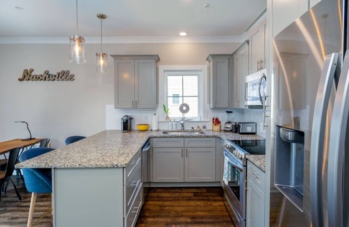 Lakewood House | Cumberland Emerald | Walk to Dining