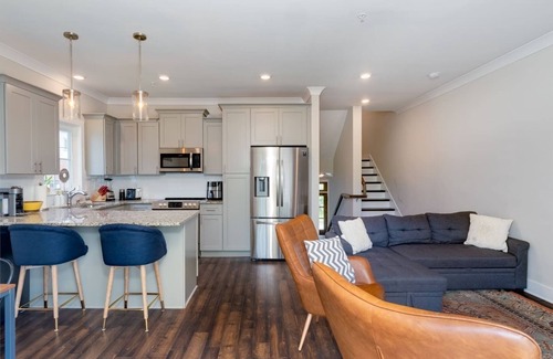 Lakewood House | Cumberland Emerald | Walk to Dining