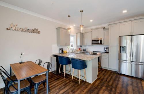 Lakewood House | Cumberland Emerald - Walk to Dining
