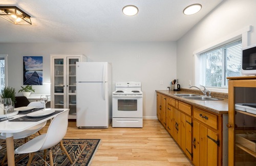 Cumberland Apartment | Cumberland Guesthouse ~ Bright 2 Bedroom Suite-B
