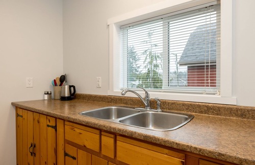 Cumberland Apartment | Cumberland Guesthouse ~ Bright 2 Bedroom Suite-B