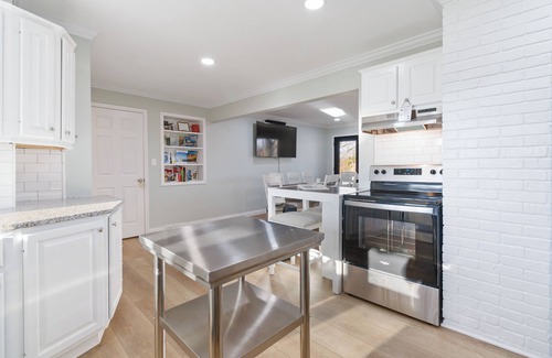 Bronston House | "Cumberland Shoreline Retreat" Waterfront Access, Fun, Hot Tub, Marinas
