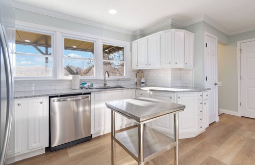 Bronston House | "Cumberland Shoreline Retreat" Waterfront Access, Fun, Hot Tub, Marinas