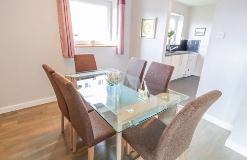 Largs Cottage | CUMBRAE VIEW, family friendly, country holiday cottage in Largs