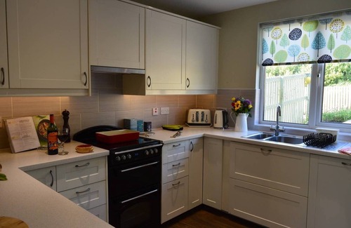 Roch House | Curlew Cottage - sea views, hot tub, walk to beach
