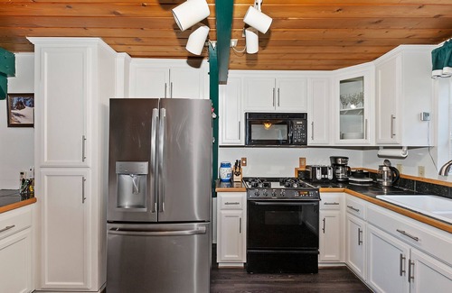 Upper Moonridge Cabin | Curly's Cabin By Destination Big Bear:A-Frame Cabin! Unique Circular Fireplace! Pet Friendly! Located in Lower Moonridge!