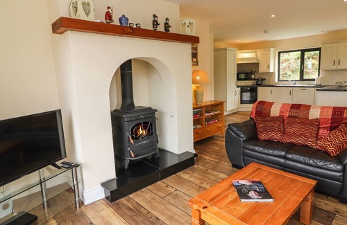 Lauragh Cottage | CURRAHA, pet friendly, with open fire in Lauragh, County Kerry