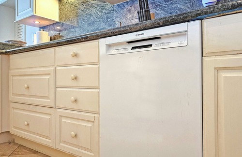 Diamond Head - Kapahulu - St. Louis Condo | Current Photos are PRE Full Remodel - Condo Reopens Renovated December 1st 2025