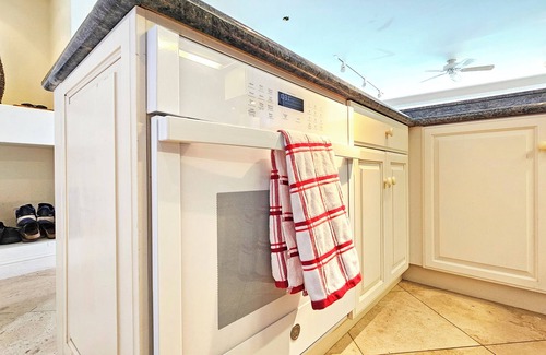 Diamond Head - Kapahulu - St. Louis Condo | Current Photos are PRE Full Remodel - Condo Reopens Renovated December 1st 2025