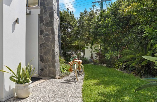 Currumbin House | Currumbin Beach Holiday Home - 200m to the beach