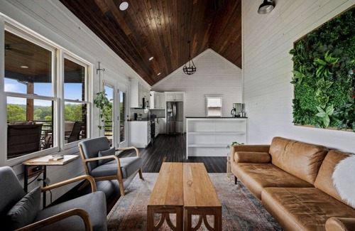 Jasper House | Curry Getaway on South Bay Lake Property