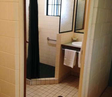 Yungaburra Hotel | Curtain Fig Motel