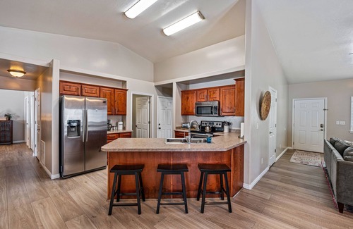 Ogden House | Cushy 5-Star Home: BBQ, 7-Bed, Bball Hoop, Netflix