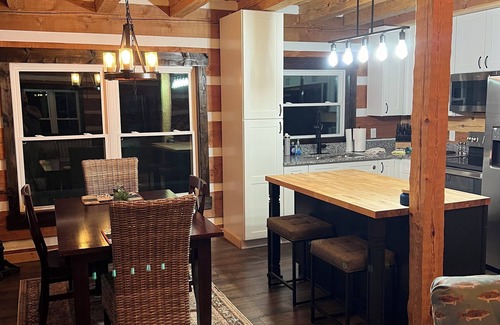 Byrdstown Cabin | Custom 3-bedroom log cabin near 2 marinas on Dale Hollow, Sunset & Star Point.