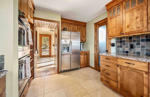 Nederland House | Custom 4 bdrm, 3 min to DnTwn Nederland, Sleeps 8, 10 mins to Skiing, Hot Tub