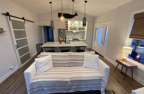 Westerly House | Custom cottage close to everything-Enjoy long walks on beach without the crowds!
