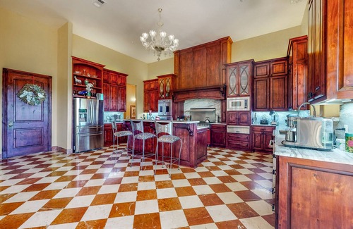 Era Villa | Custom Italian Castle on Ranch with Rooftop Deck, Dance Studio - Dog-Friendly