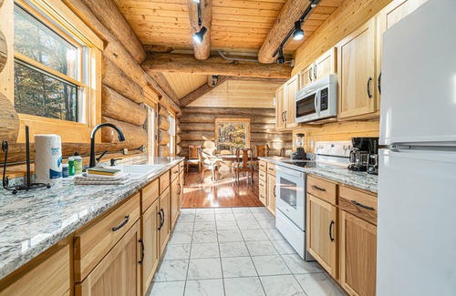 Beulah House | Custom log cabin in scenic setting with deck, partial AC & W/D - near beach/lake