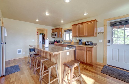 Island Park House | Custom Log Cabin w/Views - 20 Mi to Yellowstone!
