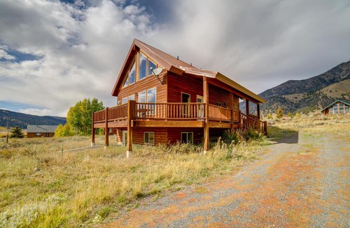 Island Park House | Custom Log Cabin with Views - 20 Mi to Yellowstone!