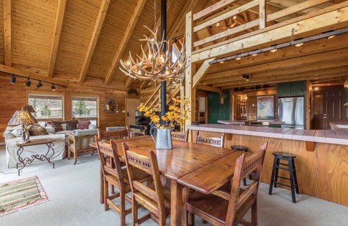 Creede House | Custom Log Home-Pet-Friendly-Rio Grande River Access-Breathtaking Views