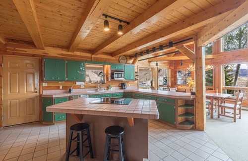 Creede House | Custom Log Home-Pet-Friendly-Rio Grande River Access-Breathtaking Views