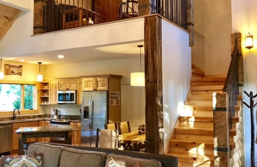 Hendersonville Cabin | CUSTOM LOG HOME WITH FIREPLACE, FIRE-PIT AND HOT TUB