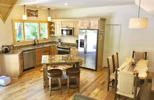 Hendersonville Cabin | CUSTOM LOG HOME WITH FIREPLACE, FIRE-PIT AND HOT TUB