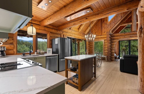 Marmot House | Custom Luxury River Front Log Home, River Access, Hot Tub