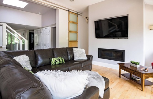 Owen Sound House | Custom Mansion on the Water | Heated Pool | Hot Tub