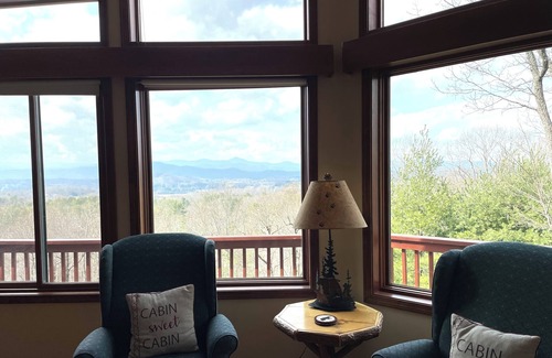 Hendersonville House | Custom mountainside home - year round Mountain View - Convenient location