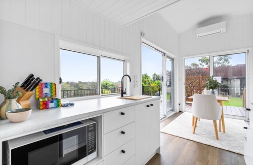 Bridgeman Downs Apartment | Cute 1-Bed Tiny House with Garden in Nature