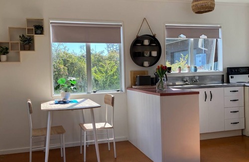 Foxton Beach Cottage | Cute 1 bedroom cottage - a couples retreat
