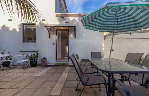 North Sydney Apartment | Cute 1 bedroom with sunny courtyard garden