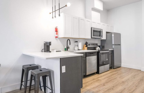 Elizabeth Apartment | Cute 1BR Next to Airport 9651