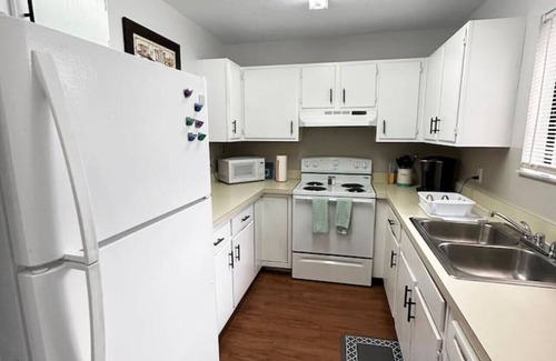 Gainesville Apartment | Cute 2 bed/1.5 bath centrally located, pool!