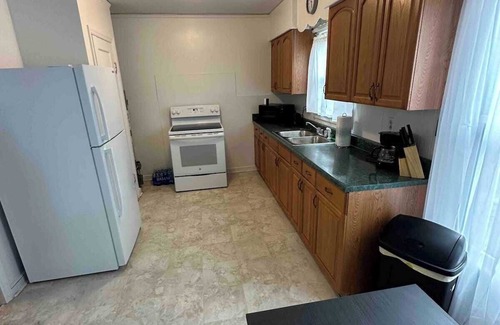 Brinkley House | Cute 2 bed 1 bath home that sleeps 7 in a quiet neighborhood.