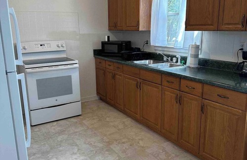 Brinkley House | Cute 2 bed 1 bath home that sleeps 7 in a quiet neighborhood.