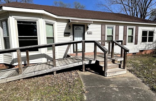 Brinkley House | Cute 2 bed 1 bath home that sleeps 7 in a quiet neighborhood.