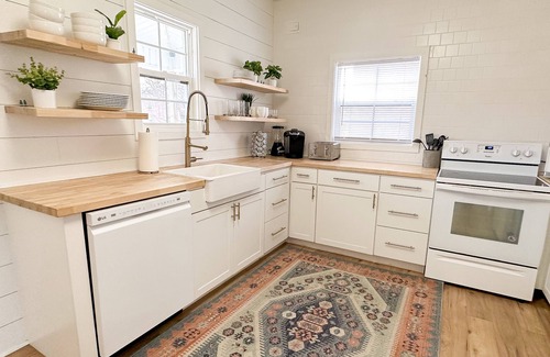Lincoln House | Cute 2 bed/1 bath Home a few Blocks Away from Haymarket.