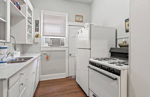 Old East Dallas Apartment | Cute 2 Bed/1 Bath Retreat Near Baylor Hospital